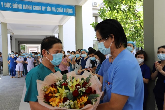 Đà Nẵng tăng cường thêm 50 y, bác sĩ  vào thành phố Hồ Chí Minh hỗ trợ chống dịch (02/10/2021)